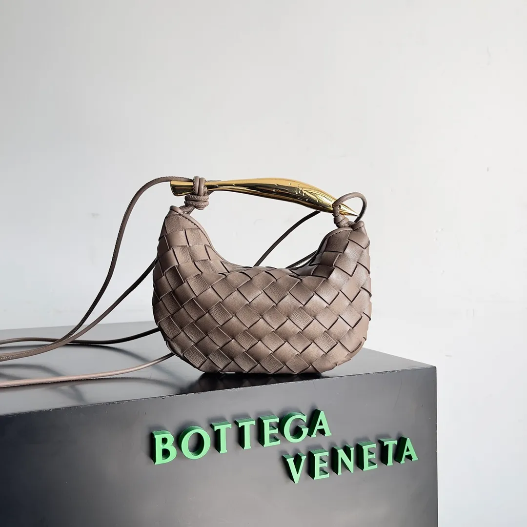 Batch of 1260 BV Mini Sardine is coming‼ ️Super high-end, stainless steel hardware + 24k real gold plating process, fish scales (concave and convex positions) are the finishing touch, the sardine bag that can be carried cross-body is completely beautiful to the heart. The metal element handle and the weaving are perfectly combined to completely integrate the artistic sense and elegance and fashion. It is really like a work of art🏺The large size is elegant, the small size is exquisite and cute, a must-have item for fashionistas, and the details are perfectly reproduced. Style number: 744267 Size 20*12*2.5